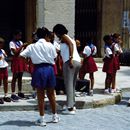 (2001-05) Kuba 04001 - Schulklasse auf dem Plaza Vieja