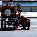 (2001-05) Kuba 04022 - Havanna - Fahrzeugpflege am Canal de Entrada