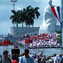 (2001-05) Kuba 05029 - Havanna - Tribuehnen under dem José-Martí-Denkmal