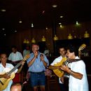 (2001-05) Kuba 09007 - Santa Clara - Harald und die Musiker im Hotel