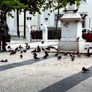 (2001-07) Lissabon 0323 - Largo Trindade Coelho mit Statue eines Losverkaeufers