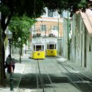 (2001-07) Lissabon 0409 - Ascensor da Glória - Begegnung der Wagen