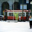 (2001-07) Lissabon 0601 - Praça do Comércio mit Stadtrundfahrt-Strassenbahnen