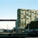 (2001-07) Lissabon 0713 - Cacilhas - Hafengelaende und Hochhaeuser