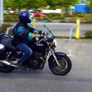 (2007-08) 1975 Hexe uebt Motorrad