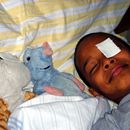 (2010-01) 0491 Pierre im Krankenhaus mit Loch im Auge