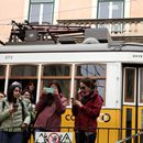 (2023-03) Lissabon 1394 - Am Ascensor da Bica - eine Straßenbahn quert