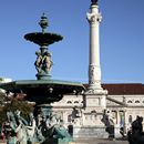 (2023-03) Lissabon 1418 - Praça Dom Pedro IV mit Königsstatue und südlichem Brunnen