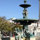 (2023-03) Lissabon 1419 - Praça Dom Pedro IV mit Königsstatue und südlichem Brunnen