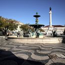 (2023-03) Lissabon 1420 - Praça Dom Pedro IV mit Königsstatue und südlichem Brunnen