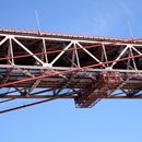 (2023-03) Lissabon 1717 - Ponte 25 de Abril - oben Autospuren, darunter Eisenbahntrasse