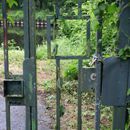 (2024-05-25) - 3885 - Wannsee - Albrechts Teerofen: Tor zum Lokschuppen-Grundstück der ehemaligen Treidelbahn