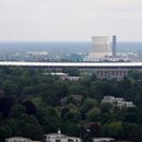 (2024-05-25) - 3922 - Grunewald - Teufelsberg mit Abhörstation; Olympiastadion mit BEW-Kraftwerk im Hintergrund