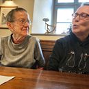 (2025-03-01) - 043 - mit Renate in Ilses Kaffeestube vor Tom Pauls
