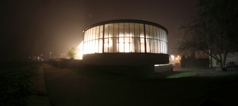 Abendstimmung an der Elbe: Kornhaus in Dessau
